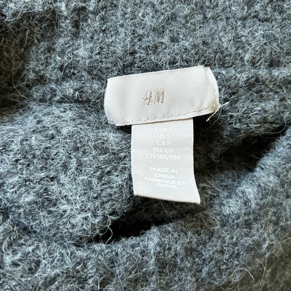 H&M Women’s Gray Knit Sweater Size‎ SMALL - Picture 5 of 7
